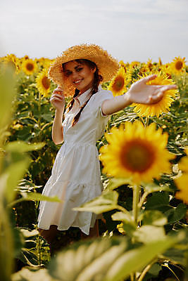 포토 JPG 해외이미지 주간 여자 꽃밭 해바라기 한명 미소 풍경 손짓 상반신 성인 야외 옆모습 여름 소프트포커스 밀짚모자 손뻗기 성인여자한명만 해외포토 자연요소 모자_잡화 1 계절 꽃 뷰포인트 모션 촬영기법 표정 사람 여자한명만 성인여자만 파일형식 이미지허브
