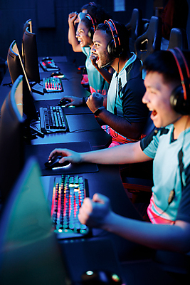 포토 JPG 해외이미지 여자 남자 여러명 상반신 성인 취미 옆모습 모니터 헤드셋 경쟁 기쁨 게임 키보드 마우스 사이버 게이머 성인만 해외포토 감정 뷰포인트 음향기기 다수 컨셉 놀이 사람 컴퓨터 컴퓨터용품 헤드폰 파일형식 이미지허브
