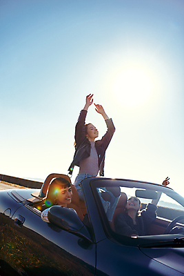 포토 JPG 해외이미지 백인 라이프스타일 여자 행복 도로 여행 컨셉 교통시설 자동차 휴가 3 미소 사람 성인 야외 세명 여름 친구 금발 햇빛 뷰티 유행 여행객 맑음 봄 운전 자유 수확 도시 운전사 오픈카 승객 면허증 무료 옛날 자동 해외포토 서양인 직업 헤어스타일 계절 감정 길 육상교통 교통 농업 관계 모션 승용차 날씨 표정 생활 태양 시설 면허 증명서 파일형식 이미지허브