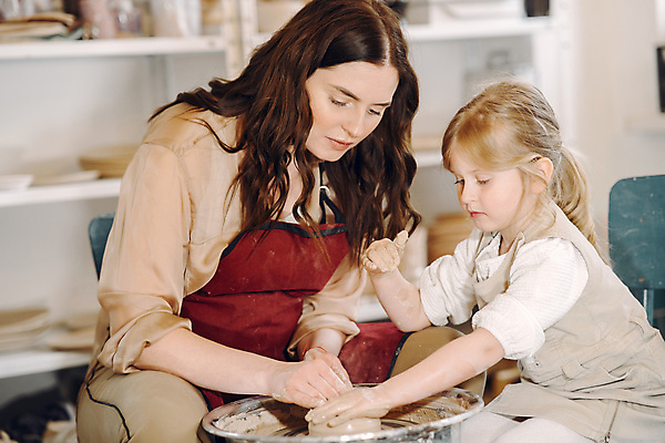 포토 JPG 해외이미지 모양 직업 손 여자 딸 어린이 조각 2 교실 학교 가족 탁자 엄마 갈색머리 창조 미술 사람 성인 취미 두명 학습 스터디 교사 업무 바퀴 도자기 가르침 작업실 성형수술 냄비 공예 서식 만들기 예술가 점토 진흙 조형 밀가루반죽 개발 도예가 핸드메이드 해외포토 헤어스타일 교육 가구 관계 모션 문화예술 신체부위 작업 수술 솥 반죽 파일형식 이미지허브