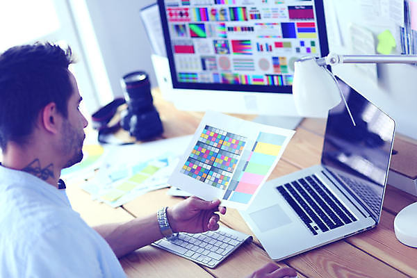 포토 JPG 해외이미지 직업 디자인 응시 남자 안경 백그라운드 인터넷 비즈니스 한명 사람 앉기 내부 그래픽 노트북 스마트폰 컴퓨터 사무실 유행 카메라 비즈니스맨 비즈니스우먼 기자 신문 잡지 작음 사진사 스마트 그림 경영자 부름 온라인 주인 이슈 표제 해외포토 1 시선 잡화 여자 컨셉 모션 간행물 전자제품 핸드폰 스마트기기 직장인 뉴스 크기 작가 리더 파일형식 이미지허브