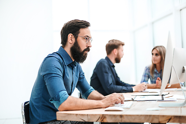 포토 JPG 해외이미지 직업 남자 안경 인터넷 비즈니스 사업가 통신 창문 협력 노동자 직장 실내 미소 사람 앉기 세명 컴퓨터 사무실 흰색 타이핑 업무 작업 비즈니스맨 그룹 계획 연결 디자이너 종업원 집중 책상 동료 경영자 바쁨 전자 온라인 경영 해외포토 잡화 컬러 가구 컨셉 회사 관계 모션 표정 내부 전자제품 직장인 리더 파일형식 이미지허브