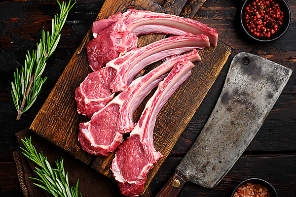 포토 JPG 해외이미지 식재료 실내 생고기 사람없음 날것 식칼 양고기 로즈메리 나무도마 양갈비 나무배경 해외포토 백그라운드 주방용품 도마 육류 내부 목재 허브 파일형식 이미지허브