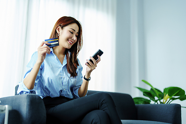 포토 JPG 해외이미지 응시 여자 비즈니스 한명 미소 들기 동양인 상반신 성인 옆모습 스마트폰 다리꼬기 비즈니스우먼 신용카드 성인여자한명만 해외포토 1 시선 뷰포인트 모션 표정 사람 인종 금융 핸드폰 스마트기기 직장인 여자한명만 성인여자만 파일형식 이미지허브