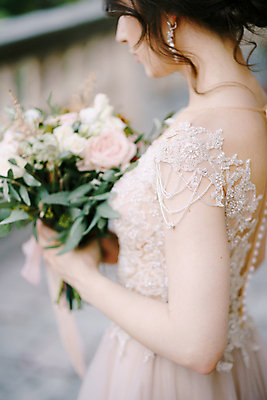 포토 JPG 해외이미지 서양인 여자 신부 부케 웨딩드레스 결혼식 한명 들기 상반신 성인 야외 옆모습 성인여자한명만 웨딩촬영 해외포토 외국인 1 드레스 뷰포인트 꽃다발 결혼 모션 사람 기념사진 여자한명만 성인여자만 파일형식 이미지허브