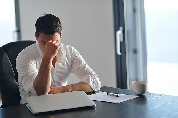 포토 JPG 해외이미지 남자 비즈니스 스트레스 피곤 한명 앉기 상반신 성인 앞모습 노트북 사무실 업무 비즈니스맨 찡그림 손짚기 성인남자한명만 해외포토 1 뷰포인트 컨셉 모션 표정 사람 손짓 전자제품 작업 직장인 남자한명만 성인남자만 파일형식 이미지허브