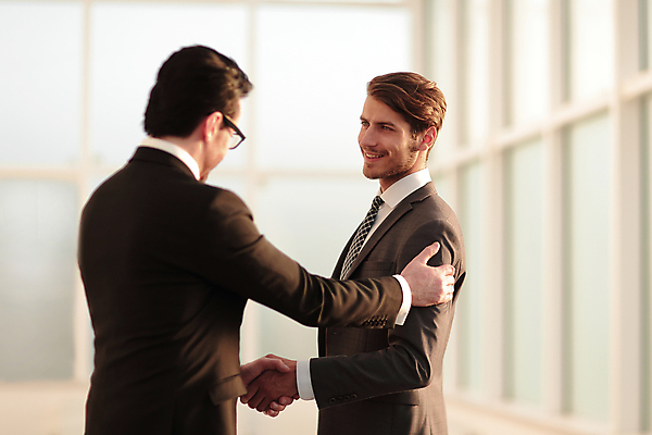 포토 JPG 해외이미지 남자 비즈니스 협력 악수 실내 협상 상반신 성인 두명 옆모습 뒷모습 다정 비즈니스맨 성인남자만 해외포토 뷰포인트 컨셉 사람 손짓 내부 직장인 남자만 성인만 파일형식 이미지허브