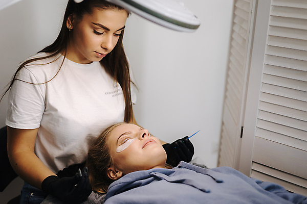 포토 JPG 해외이미지 백인 모델 직업 손 여자 얼굴 파도 백그라운드 가면 사람 성인 두명 치료 뷰티 유행 상점 페인트 화장품 공구 업무 확대 미용사 속눈썹 서비스 리프트 주인 순서 돌봄 방법 스타일 신청 해외포토 서양인 바다 의학 모션 신체부위 도구 작업 눈썹 파일형식 이미지허브