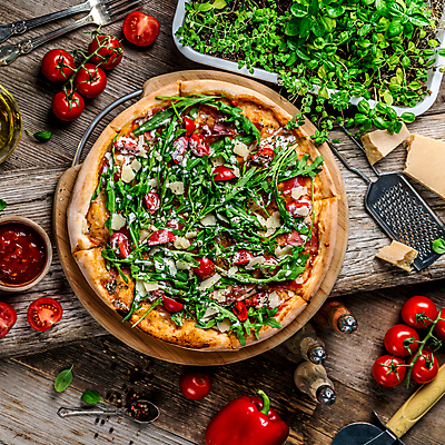 포토 JPG 해외이미지 포크 방울토마토 피자 사람없음 버섯 허브 나무도마 루꼴라 모짜렐라치즈 수제피자 피자칼 핸드메이드 그레이터 해외포토 식물 식기 토마토 채소 주방용품 치즈 도마 패스트푸드 서양음식 목재 파일형식 이미지허브