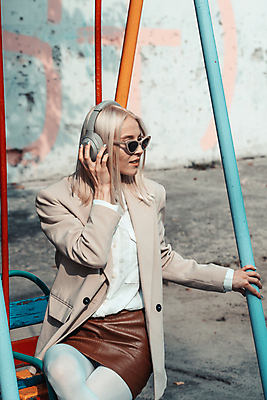 포토 JPG 해외이미지 백인 라이프스타일 여자 행복 얼굴 음악 인터넷 노래 휴식 거리 한명 사람 야외 스마트폰 금발 선글라스 뷰티 유행 헤드폰 듣기 표현 무선전화기 스타일 힙스터 해외포토 서양인 1 헤어스타일 패션 감정 안경 음향기기 컨셉 모션 문화예술 생활 신체부위 핸드폰 스마트기기 전화기 파일형식 이미지허브