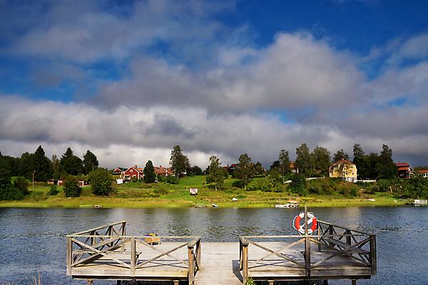 포토 JPG 해외이미지 구름 자연 하늘 주택 스웨덴 풍경 사람없음 건물 목재 파란색 울타리 강 방파제 대문 랜 스칸디나비아 해외포토 자연요소 나무 건축물 공공시설 컬러 재료 북유럽 담장 문 생태계 파일형식 이미지허브