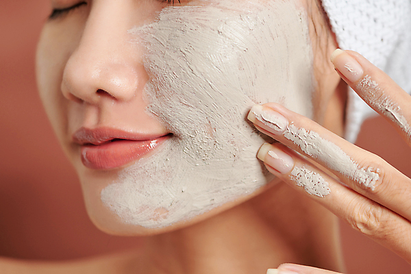 포토 JPG 해외이미지 손 여자 실내 한명 동양인 근접촬영 상반신 성인 옆모습 뷰티 눈감음 피부관리 바르기 팩 머드팩 성인여자한명만 갈색배경 해외포토 1 뷰포인트 백그라운드 모션 사람 인종 내부 신체부위 갈색 화장품 여자한명만 성인여자만 파일형식 이미지허브