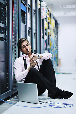 포토 JPG 해외이미지 전신 남자 실내 관리 한명 앉기 성인 노트북 자료 전선 가리킴 비즈니스맨 센터 시스템 서버 서버실 성인남자한명만 해외포토 1 비즈니스 모션 사람 손짓 내부 전자제품 직장인 남자한명만 성인남자만 파일형식 이미지허브