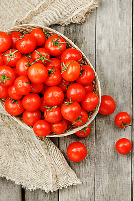 포토 JPG 해외이미지 토마토 방울토마토 실내 사람없음 하이앵글 바구니 삼베 가득함 담기 나무배경 해외포토 뷰포인트 백그라운드 채소 모션 내부 파일형식 천_직물 이미지허브