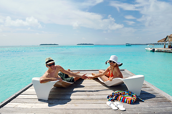 포토 JPG 해외이미지 주간 전신 라이프스타일 커플 여자 남자 수영복 데이트 휴식 사랑 성인 해변 야외 두명 옆모습 뒷모습 여름 눕기 맑음 뒤돌아보기 선베드 성인만 해외포토 자연요소 옷 계절 감정 바다 뷰포인트 컨셉 의자 관계 모션 날씨 사람 생활 파일형식 이미지허브