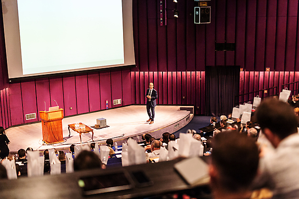 포토 JPG 해외이미지 전신 남자 실내 서기 여러명 상반신 성인 앞모습 뒷모습 비즈니스맨 군중 소프트포커스 강의 강당 롤스크린 세미나 해외포토 뷰포인트 다수 비즈니스 모션 촬영기법 사람 내부 스크린 직장인 파일형식 이미지허브