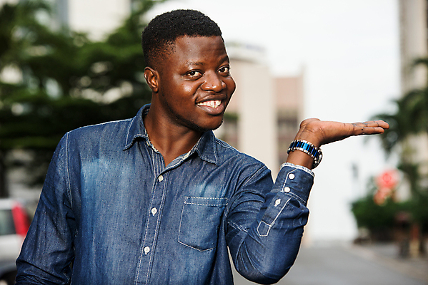 포토 JPG 해외이미지 무기 얼굴 비즈니스 성공 간판 손바닥 한명 서기 미소 웃음 사람 손짓 성인 30대 유행 우주 기쁨 표현 도시 오픈 만족 오르기 환영 보여주기 나눔 혼자 해외포토 1 손 감정 컨셉 모션 표정 신체부위 장년 파일형식 이미지허브