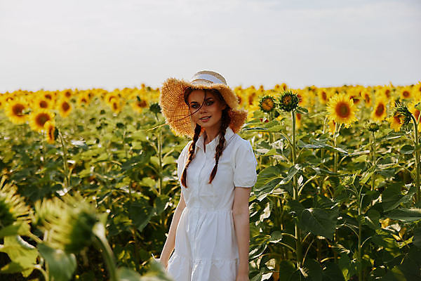 포토 JPG 해외이미지 주간 여자 꽃밭 해바라기 한명 상반신 성인 야외 앞모습 밀짚모자 성인여자한명만 해외포토 자연요소 모자_잡화 1 꽃 뷰포인트 사람 여자한명만 성인여자만 파일형식 이미지허브