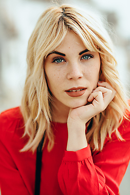 포토 JPG 해외이미지 백인 모델 라이프스타일 헤어스타일 응시 옷 여자 행복 파도 백그라운드 셔츠 거리 한명 사람 성인 야외 캐주얼 빨간색 금발 뷰티 유행 봄 흰색 도시 스타일 해외포토 서양인 1 시선 계절 감정 바다 컬러 상의 생활 파일형식 이미지허브