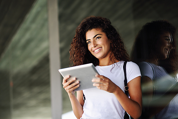 포토 JPG 해외이미지 라이프스타일 여자 행복 비즈니스 실내 한명 미소 웃음 들기 상반신 성인 앞모습 태블릿 성인여자한명만 해외포토 1 감정 뷰포인트 모션 표정 사람 내부 생활 전자제품 스마트기기 여자한명만 성인여자만 파일형식 이미지허브