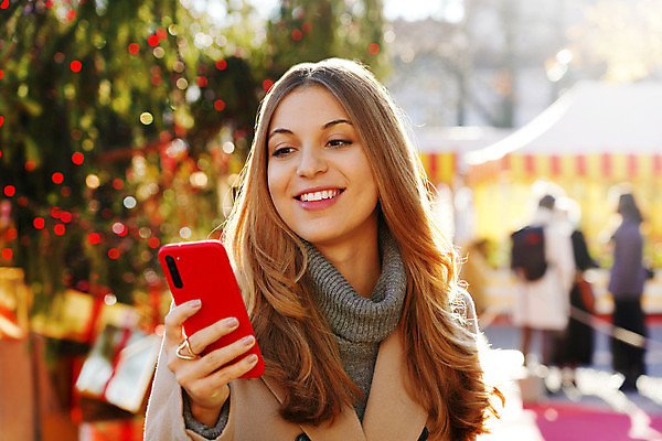 포토 JPG 해외이미지 나무 응시 행복 크리스마스 겨울 아침 모바일 휴가 새해 한명 미소 웃음 사람 야외 빨간색 스마트폰 뷰티 유행 걷기 관찰 인사 잡기 도시 메시지 소프트포커스 전화기 흥분 활기 히스패닉 채팅 스타일 브라질사람 해외포토 주간 식물 1 시선 계절 기념일 감정 컬러 컨셉 모션 촬영기법 표정 핸드폰 스마트기기 예절 파일형식 이미지허브