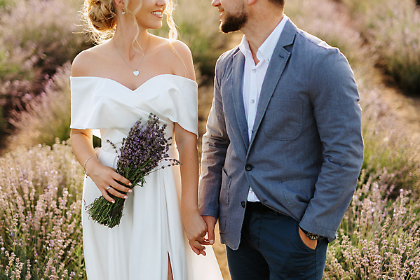 포토 JPG 해외이미지 주간 커플 여자 남자 부케 결혼 들기 상반신 성인 야외 두명 앞모습 마주보기 손잡기 주머니손 신랑신부 성인만 해외포토 자연요소 신부_웨딩 뷰포인트 꽃다발 신랑 관계 모션 사람 이벤트 파일형식 이미지허브