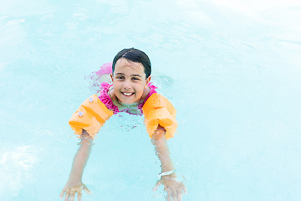 포토 JPG 해외이미지 응시 여자 수영복 행복 어린이 여행 휴가 휴식 수영장 한명 상반신 옆모습 물 수영 소녀한명만 해외포토 자연요소 1 시선 옷 감정 뷰포인트 컨셉 사람 수상스포츠 여자한명만 소녀만 파일형식 이미지허브