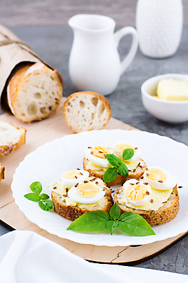 포토 JPG 해외이미지 접시 음식 조각 다이어트 재료 탁자 주택 샌드위치 건강 사람없음 세로 계란 식사 펼침 빵집 껍질 신선 황금 칼 맛 아침식사 바게트 상품 자르기 밀 굽기 먹기 크림 준비 유기농 슬라이스 토스트 버터 바질 덩어리 내추럴 점심식사 메추리 번 핸드메이드 맛있는 해외포토 식기 웰빙 빵 가구 컨셉 모션 곡류 건물 상점 알 구이 파일형식 이미지허브