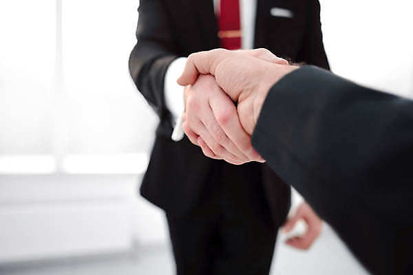 포토 JPG 해외이미지 손 남자 비즈니스 협력 악수 실내 협상 한명 상반신 성인 앞모습 아웃포커스 신체부위 비즈니스맨 성인남자한명만 해외포토 1 뷰포인트 촬영기법 사람 손짓 내부 직장인 남자한명만 성인남자만 파일형식 이미지허브