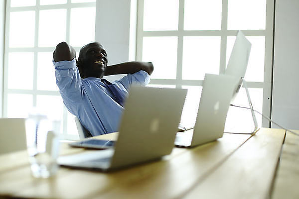 포토 JPG 해외이미지 직업 1 응시 옷 남자 종이 흑인 백그라운드 인터넷 비즈니스 탁자 실내 사람 앉기 인종 사람없음 30대 컴퓨터 사무실 독서 연필 머리 헤드폰 잡기 업무 비즈니스맨 중앙 집중 책상 명상 경영자 문서 바쁨 점검 심각 해외포토 서양인 시선 음향기기 가구 컨셉 모션 학용품 내부 신체부위 장년 전자제품 필기구 작업 직장인 리더 파일형식 이미지허브