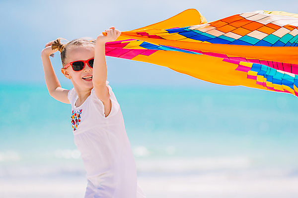 포토 JPG 해외이미지 주간 백인 여자 수영복 어린이 날리기 휴식 한명 들기 상반신 해변 야외 옆모습 여름휴가 바캉스 선글라스 담요 소녀한명만 해외포토 자연요소 서양인 1 옷 안경 바다 뷰포인트 컨셉 모션 휴가 사람 여자한명만 소녀만 파일형식 여름_계절 이미지허브