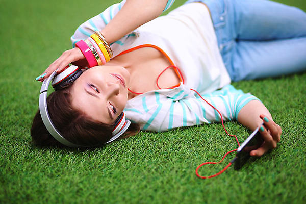 포토 JPG 해외이미지 학생 라이프스타일 공원 여자 음악 백그라운드 밭 모바일 휴식 주택 건강 한명 사람 잔디 성인 야외 10대 초록색 평화 정원 헤드폰 봄 꿈 듣기 자유 닫기 청각 거짓말 무료 해외포토 식물 1 계절 공공시설 컬러 음향기기 컨셉 농업 모션 청소년 문화예술 건물 생활 파일형식 이미지허브