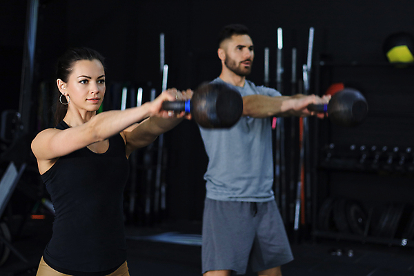 포토 JPG 해외이미지 커플 여자 남자 백그라운드 함께함 들기 상반신 성인 두명 옆모습 운동복 운동 운동기구 아령 헬스장 보디빌더 성인만 해외포토 옷 뷰포인트 컨셉 관계 모션 건강 사람 헬스 보디빌딩 파일형식 이미지허브