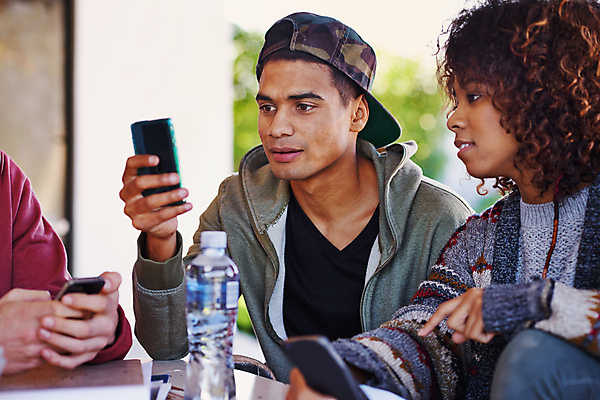 포토 JPG 해외이미지 주간 학생 라이프스타일 손 응시 여자 남자 함께함 들기 앉기 상반신 20대 성인 야외 두명 앞모습 신체부위 친구 스마트폰 우정 잡기 성인만 해외포토 자연요소 시선 뷰포인트 컨셉 관계 모션 사람 청년 생활 핸드폰 스마트기기 파일형식 이미지허브