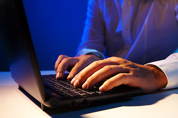 포토 JPG 해외이미지 라이프스타일 손 남자 백그라운드 컨셉 인터넷 비즈니스 통신 손가락 탁자 노동자 주택 직장 관리 한명 사람 앉기 파란색 노트북 전자제품 컴퓨터 사무실 모니터 공책 웹 어둠 장비 정보 공구 타이핑 키보드 업무 작업 비즈니스맨 네트워크 무선전화기 책상 온라인 프로그래머 해외포토 직업 1 컬러 가구 회사 모션 문구용품 건물 생활 신체부위 도구 직장인 전화기 파일형식 이미지허브