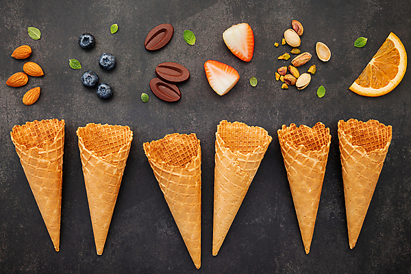 포토 JPG 해외이미지 오렌지 딸기 사람없음 초콜릿 견과류 민트 블루베리 아이스크림콘 콘아이스크림 해외포토 과일 아이스크림 디저트 허브 콘 파일형식 이미지허브