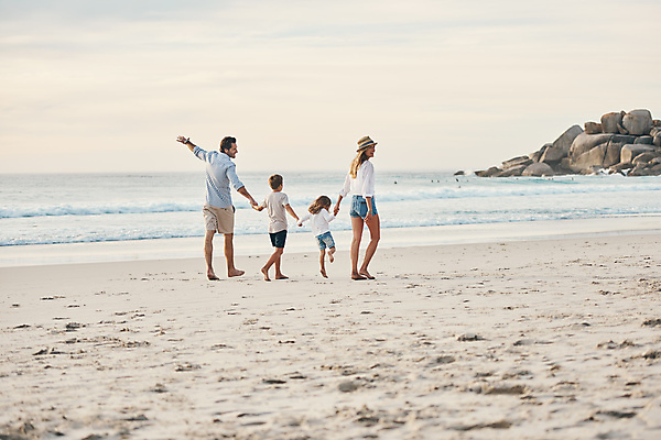 포토 JPG 해외이미지 주간 전신 여자 남자 여유 어린이 바다 가족 하늘 휴식 소년 여러명 20대 성인 야외 뒷모습 걷기 손잡기 즐거움 해외포토 자연요소 감정 뷰포인트 다수 컨셉 관계 모션 사람 청년 파일형식 이미지허브