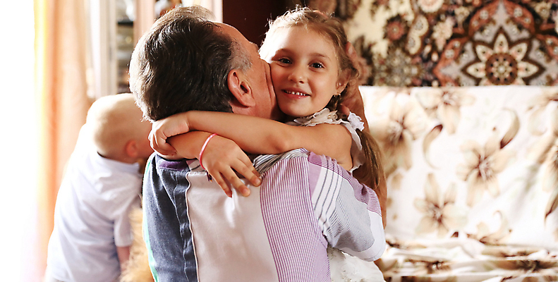 포토 JPG 해외이미지 라이프스타일 여자 남자 행복 어린이 중년 안기 실내 웃음 상반신 앞모습 뒷모습 아웃포커스 세명 아기 부녀 해외포토 딸 감정 뷰포인트 가족 모션 촬영기법 표정 사람 성인 내부 생활 아빠 파일형식 이미지허브