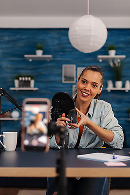 포토 JPG 해외이미지 응시 여자 안내 한명 상반신 성인 앞모습 파란색 스마트폰 촬영 마우스 책상 마이크 방송 촬영실 성인여자한명만 유튜버 해외포토 1 시선 뷰포인트 컬러 음향기기 가구 사람 핸드폰 스마트기기 컴퓨터용품 공간 여자한명만 성인여자만 파일형식 크리에이터 이미지허브