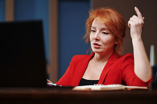 포토 JPG 해외이미지 백인 라이프스타일 여자 생각 인터넷 비즈니스 통신 무선통신 실내 한명 앉기 상반신 가로 빨간색 노트북 사무실 작업 직장인 비즈니스우먼 전문직 상담원 연결 종업원 책상 상담 경영자 심플 예복 온라인 빨간머리 심각 웨어러블 해외포토 서양인 직업 1 헤어스타일 옷 컬러 가구 컨셉 모션 사람 내부 생활 전자제품 사무원 리더 파일형식 이미지허브