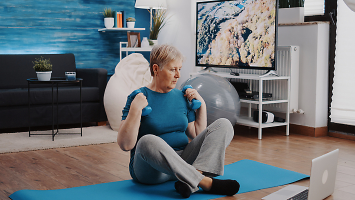 포토 JPG 해외이미지 전신 응시 여자 노년 건강 한명 들기 앞모습 옆모습 노트북 운동복 운동 아령 매트 연습 노인여자한명만 해외포토 1 시선 옷 뷰포인트 모션 사람 성인 전자제품 여자한명만 노인여자만 파일형식 이미지허브