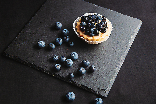 포토 JPG 해외이미지 검은배경 실내 사람없음 신선 달콤 블루베리 과일타르트 돌접시 해외포토 접시 백그라운드 과일 내부 검은색 맛 타르트 파일형식 이미지허브