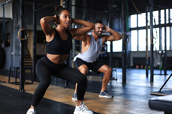 포토 JPG 해외이미지 전신 커플 여자 남자 백그라운드 함께함 성인 두명 옆모습 운동복 운동 운동기구 헬스장 보디빌더 성인만 스쿼트 해외포토 옷 뷰포인트 컨셉 관계 건강 사람 헬스 보디빌딩 파일형식 운동자세 이미지허브