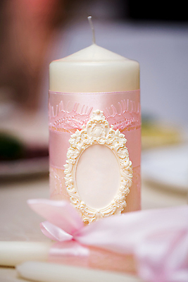 포토 JPG 해외이미지 리본 분홍색 초 사람없음 아웃포커스 화려 결혼소품 베이지색 팬던트 해외포토 컬러 결혼 컨셉 촬영기법 오브젝트 파일형식 이미지허브