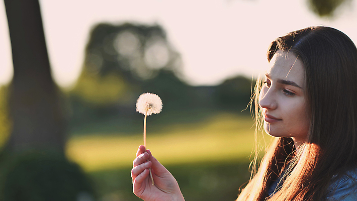 포토 JPG 해외이미지 식물 손 여자 꽃 행복 얼굴 어린이 자연 놀이 바람 휴가 한명 사람 성인 야외 옆모습 초록색 파란색 태양 뷰티 봄 기쁨 꿈 자유 잡기 민들레 불기 입술 싱글 알레르기 타격 해외포토 자연요소 1 계절 감정 뷰포인트 컬러 컨셉 모션 날씨 신체부위 질병 생태계 파일형식 이미지허브