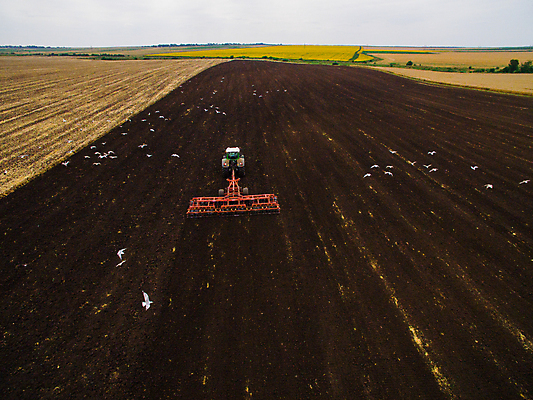 포토 JPG 해외이미지 식물 계절 산업 음식 밭 농업 자연 안테나 씨앗 사람없음 빨간색 농장 농경지 갈색 기계 흙 봄 장비 운전 수확 시골 업무 작업 바퀴 칼날 농부 땅 준비 트랙터 드론 땅바닥 밭일 심기 쟁기 조감도 해외포토 직업 컬러 통신 모션 바닥 농기계 생태계 특수차량 파일형식 이미지허브