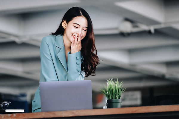포토 JPG 해외이미지 여자 비즈니스 한명 서기 미소 웃음 동양인 상반신 성인 앞모습 노트북 손들기 비즈니스우먼 입가림 성인여자한명만 해외포토 1 뷰포인트 모션 표정 사람 인종 전자제품 가림 직장인 여자한명만 성인여자만 파일형식 이미지허브
