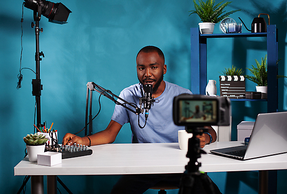 포토 JPG 해외이미지 남자 화초 선반 한명 들기 상반신 성인 앞모습 컵 파란색 노트북 촬영 책상 마이크 방송 촬영실 성인남자한명만 유튜버 해외포토 식물 1 식기 뷰포인트 컬러 음향기기 가구 모션 사람 전자제품 공간 남자한명만 성인남자만 파일형식 크리에이터 이미지허브