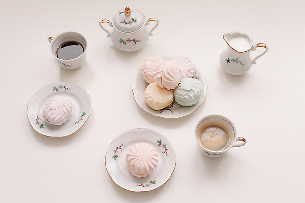 포토 JPG 해외이미지 전통 접시 커피 음료 음식 분홍색 컨셉 탁자 아침 디저트 주택 사탕 사람없음 장식 컵 케이크 축제 식사 기쁨 빵집 낭만 머그컵 시골 신선 뜨거움 도자기 생일 달콤 맛 아침식사 사과 설탕 크림 카푸치노 에스프레소 내추럴 마시멜로우 머랭 바닐라 파스텔톤 페스츄리 핸드메이드 맛있는 해외포토 주간 식기 기념일 감정 빵 컬러 가구 과일 건물 상점 파일형식 이미지허브