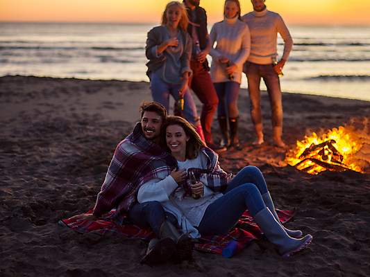 포토 JPG 해외이미지 전신 커플 여자 남자 함께함 서기 웃음 앉기 여러명 성인 해변 야외 앞모습 친구 기댐 캠핑 야간 모닥불 담요 성인만 해외포토 자연요소 바다 뷰포인트 다수 컨셉 관계 모션 불 레저 표정 사람 파일형식 이미지허브